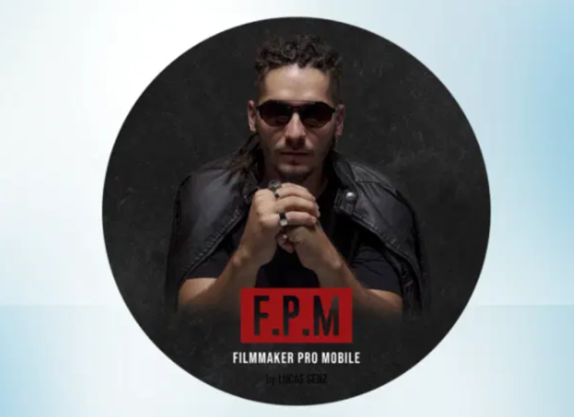 Homem sorrindo filmando vídeo profissional para redes sociais com smartphone