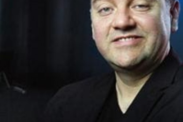 Capa do curso Leilões de Alta Lucratividade 2.0 com Lerry Granville, mostrando uma casa em leilão com símbolo de lucro e gráficos de crescimento.