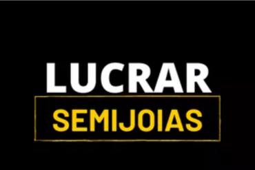 Mulher sorrindo recebendo um pacote com o curso Lucrar com Semijoias e peças de semijoia.