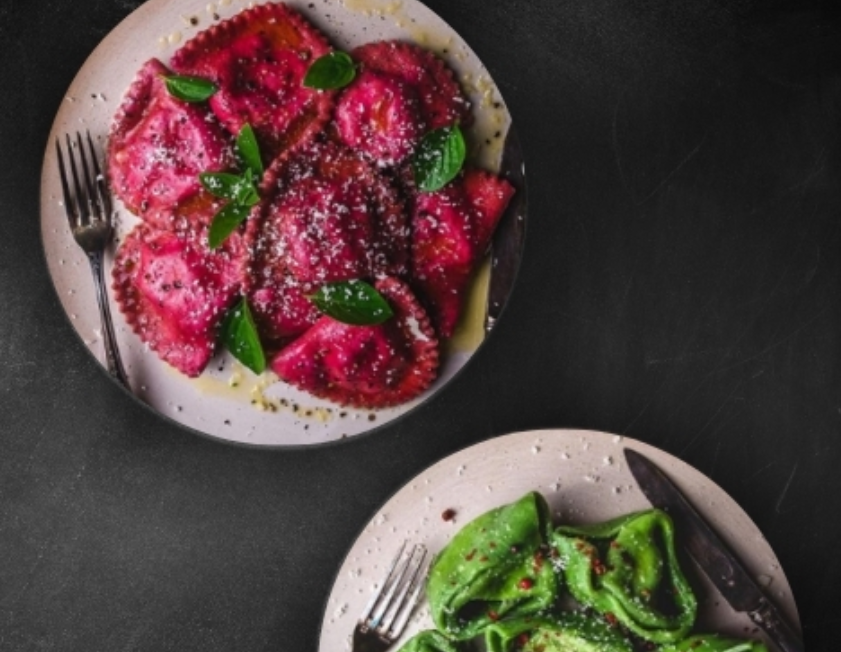 Massa fresca artesanal em close-up, fotografada com técnicas de food styling para gerar desejo.