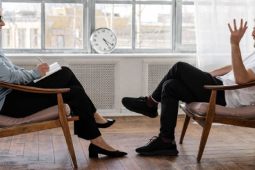 Terapeuta aplicando técnicas de marketing digital para atrair pacientes