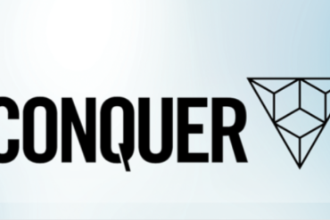 Homem confiante discursando em público com a logo da Escola Conquer sutilmente presente.