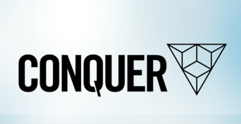 Homem confiante discursando em público com a logo da Escola Conquer sutilmente presente.