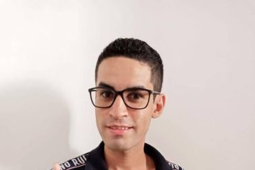 Barbeiro profissional realizando um corte de cabelo preciso com equipamento de alta qualidade.