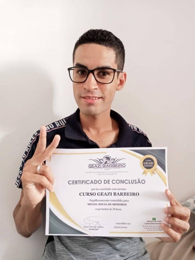 Barbeiro profissional realizando um corte de cabelo preciso com equipamento de alta qualidade.