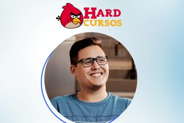 Ícaro de Carvalho ensinando sobre a mentalidade de sucesso com o curso Cabeça Milionária.