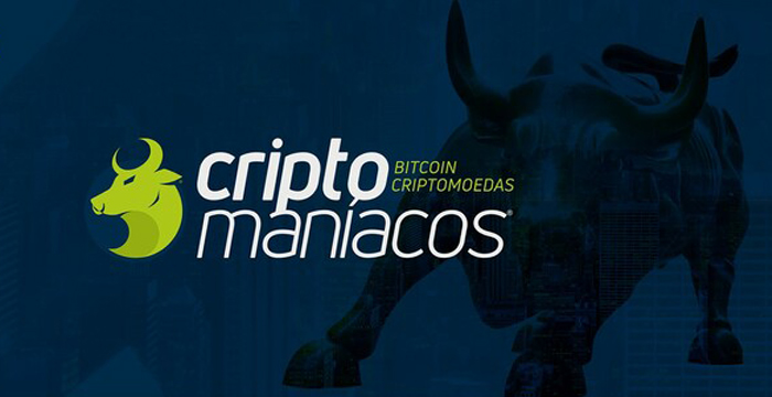 Homem sorrindo aprendendo sobre criptomoedas com gráficos digitais em tela, alta qualidade