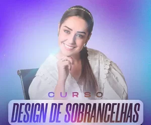 Mulher sorridente demonstrando técnica de design de sobrancelhas com pinça e lápis profissional
