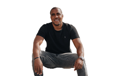 Capa do Curso Milionário com Youtube de Raiam Santos, destacando sucesso financeiro e crescimento de canal.