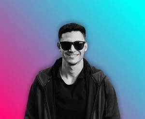 Homem editando vídeo de alta qualidade no celular com o Método Brabo, demonstrando conversão e ROI.