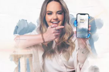 Carol Cantelli em um ambiente profissional, apresentando o Curso Profissional de Influência.