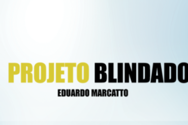 Eduardo Marcato em uma reunião de negócios, demonstrando o Projeto Blindado para gestão de equipes e produtividade.