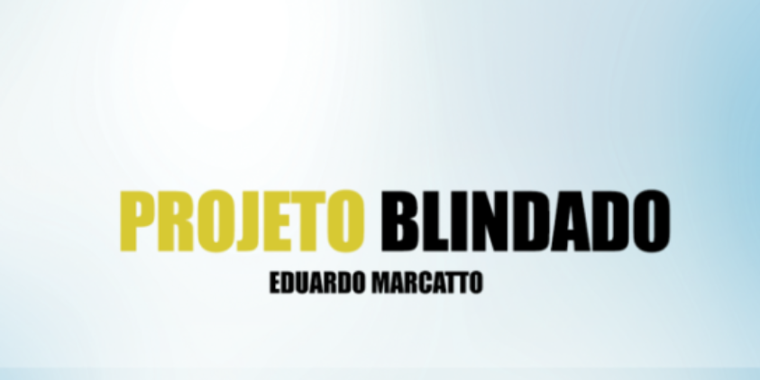 Eduardo Marcato em uma reunião de negócios, demonstrando o Projeto Blindado para gestão de equipes e produtividade.