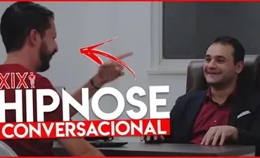 Mulher sorrindo e gesticulando suavemente, transmitindo confiança e persuasão, em um ambiente moderno e iluminado.