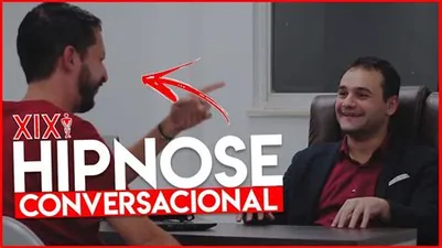 Mulher sorrindo e gesticulando suavemente, transmitindo confiança e persuasão, em um ambiente moderno e iluminado.