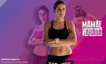 Mulher sorrindo fazendo exercício em casa com bebê por perto, programa Mamãe Sarada