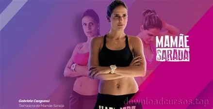 Mulher sorrindo fazendo exercício em casa com bebê por perto, programa Mamãe Sarada
