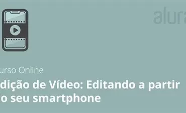 Homem editando vídeo em um smartphone com gráficos de áudio e cor aparecendo na tela, em um estúdio moderno.