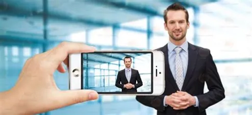 Aluno gravando vídeo profissional com smartphone e acessórios