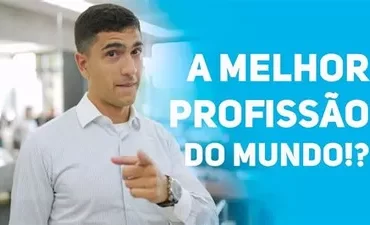 Estudante focado em laptop, aprendendo sobre marketing digital.