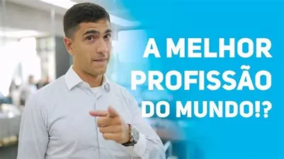 Estudante focado em laptop, aprendendo sobre marketing digital.