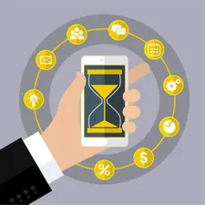 Estudante focado estudando com um relógio representando a gestão de tempo e um cérebro brilhante simbolizando hiper eficiência.