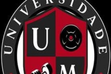 Estudantes em academia com profissional Caio Bottura explicando sobre fisiculturismo e fitness