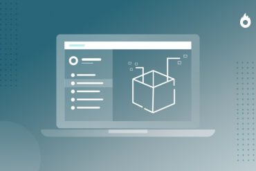 Homem sorrindo criando um produto digital em seu notebook