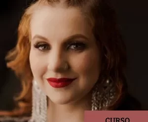 Logo do curso Claro do Vale com fundo digital abstrato de crescimento e branding