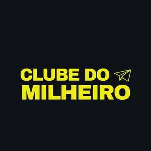 Homem sorrindo com um laptop exibindo gráficos de milhas aéreas e cifrões, representando o Clube dos Milheiros e alta conversão de pontos.