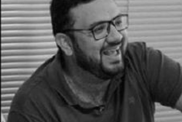 Curso Google Ads para Dropshipping João Alisson em alta resolução com materiais de estudo em close-up.