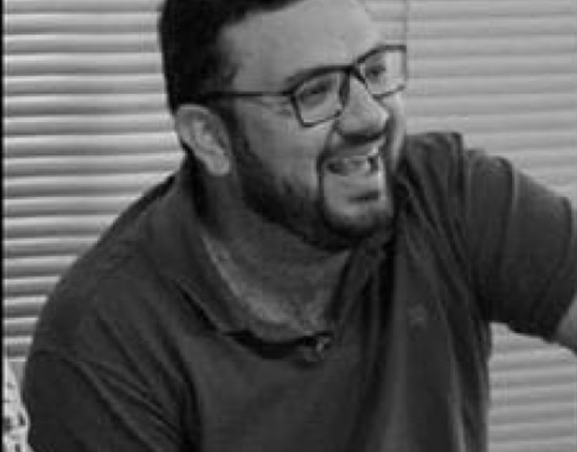 Curso Google Ads para Dropshipping João Alisson em alta resolução com materiais de estudo em close-up.