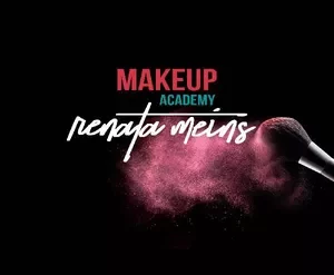Estudante aprendendo maquiagem profissional com o curso Makeup Academy de Renata Meins