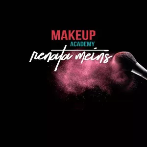 Estudante aprendendo maquiagem profissional com o curso Makeup Academy de Renata Meins