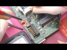 Estudante aprendendo a ler esquema elétrico de notebook com curso de Claudio Silva