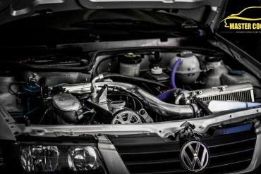 Curso Mecânica Automotiva Master Cooler 2022 - Imagem de um motor de carro moderno em alta resolução.