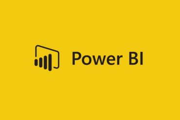 Leonardo Karpinski ensinando Power BI em tela de computador com gráficos de análise de dados.
