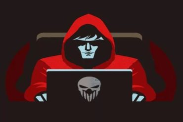 Homem em frente a um computador com código de programação na tela, ilustrando conceito de Web Hacking e Teste de Invasão.