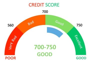 Homem sorrindo recebendo um certificado de conclusão do curso Score Destravado