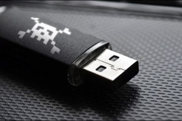 Pendrive com ícone de cadeado aberto, representando técnicas de invasão e segurança digital