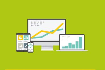 Estudante focada aprendendo SEO em um laptop, com gráficos de crescimento de tráfego orgânico.