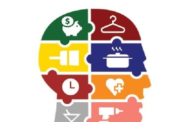 Homem jovem sorrindo em sua cozinha moderna e organizada, com utensílios de cozinha bem arrumados e plantas em destaque.