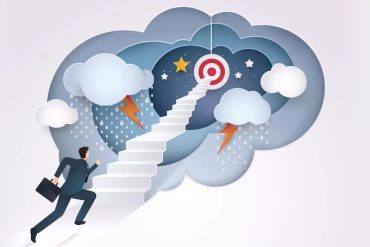 Jovem empreendedor com gráficos de crescimento e ideias inovadoras, download de curso.