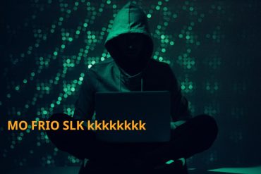 Estudante aprendendo sobre Hacking REST APIs em um notebook moderno
