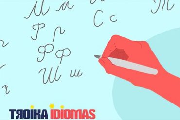 Capa do Curso de Russo Online com Dimitri Bobrovnikov, focando em escrita cursiva e aprendizado de idiomas.