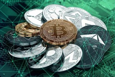 Ilustração artística de um mago segurando um cajado com símbolos de criptomoedas brilhando ao redor, representando o curso Mago das Criptos.