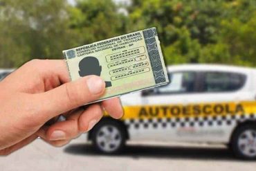 Capa do curso LegTransito 2020 para prova do Detran com ícones de carro e aprovação.