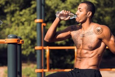 Homem musculoso em pose de vitória no ginásio, com o nome 'BTFIT 15 MAX' em destaque.