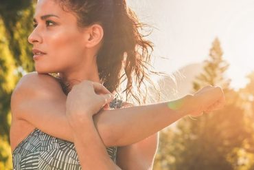 Mulher sorrindo, demonstrando sucesso após seguir o curso BTFIT para perder 5kg em 30 dias.