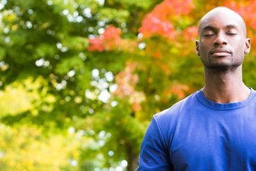 Pessoa praticando yoga em pose avançada com fundo sereno, Curso Virei Yogui BTFIT